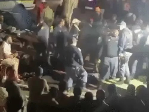 दक्षिण अफ्रीका के वेडेला टाउनशिप में बार गोलीबारी के बाद घटनास्थल पर जांच करती पुलिस।