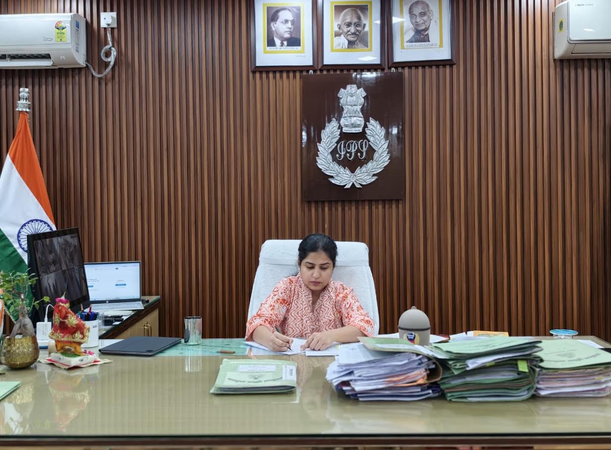 अंबेडकरनगर पुलिस कार्यालय में जनसुनवाई करतीं एसपी प्राची सिंह।