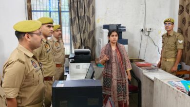 पुलिस कार्यालय की शाखाओं का निरीक्षण करतीं एसपी प्राची सिंह