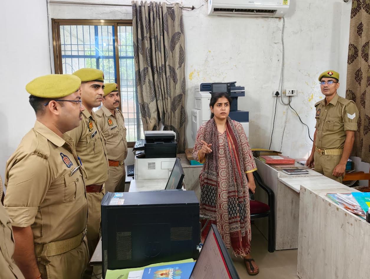 पुलिस कार्यालय की शाखाओं का निरीक्षण करतीं एसपी प्राची सिंह