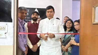 इंद्रप्रस्थ इंजीनियरिंग कॉलेज में अंतरिक्ष अनुप्रयोग केंद्र का निरीक्षण करते विधायक नंद किशोर गुर्जर।