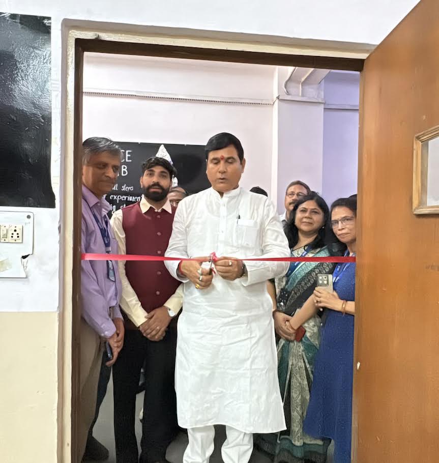 इंद्रप्रस्थ इंजीनियरिंग कॉलेज में अंतरिक्ष अनुप्रयोग केंद्र का निरीक्षण करते विधायक नंद किशोर गुर्जर।