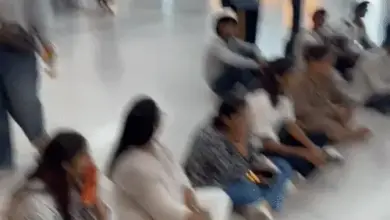दिल्ली एयरपोर्ट के टर्मिनल-3 पर स्पाइसजेट फ्लाइट में देरी से परेशान यात्री