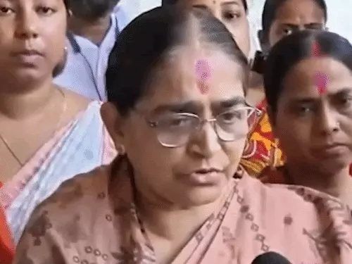 दिल्ली एयरपोर्ट के टर्मिनल-3 पर स्पाइसजेट फ्लाइट में देरी से परेशान यात्री