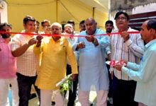 सहकारी गन्ना विकास समिति अकबरपुर में सट्टा प्रदर्शन के दौरान रिकॉर्ड देखते अधिकारी।