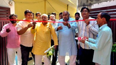 सहकारी गन्ना विकास समिति अकबरपुर में सट्टा प्रदर्शन के दौरान रिकॉर्ड देखते अधिकारी।