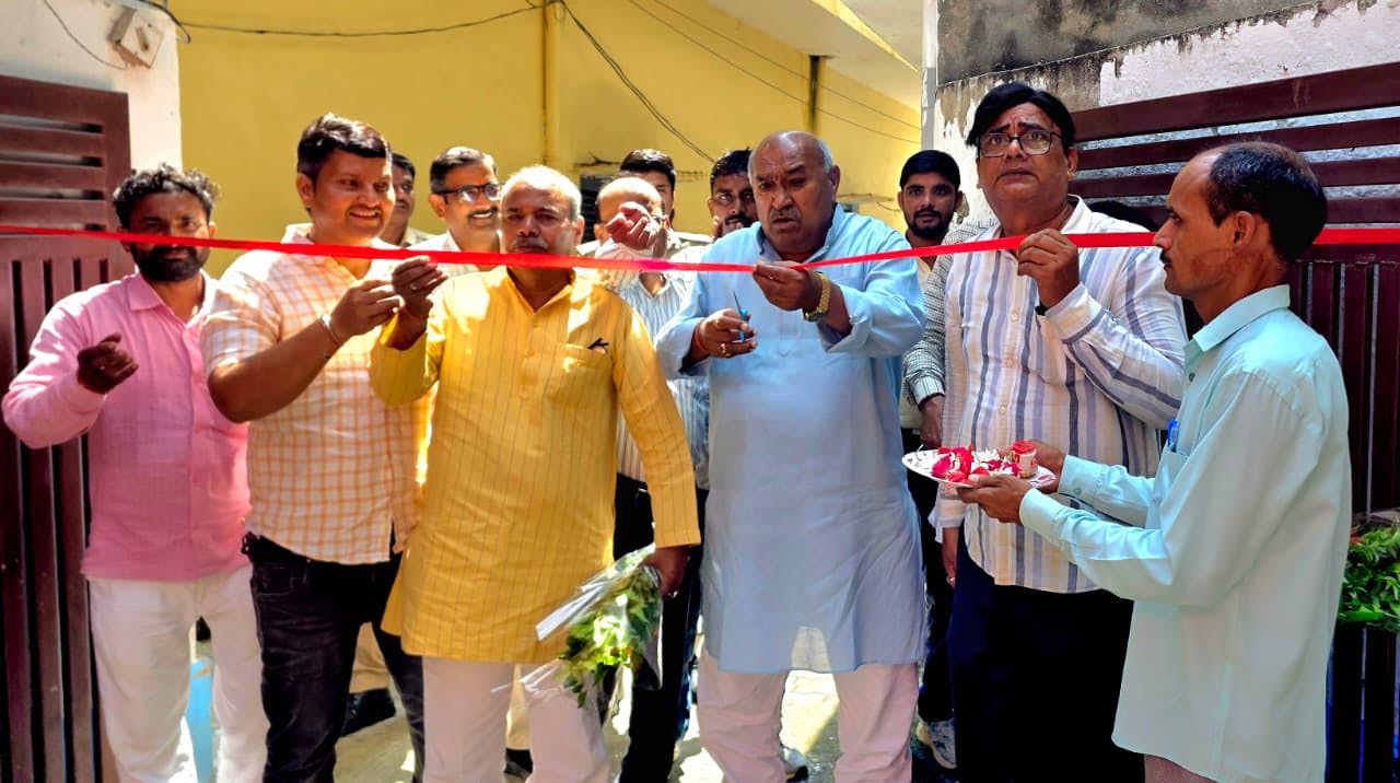 सहकारी गन्ना विकास समिति अकबरपुर में सट्टा प्रदर्शन के दौरान रिकॉर्ड देखते अधिकारी।