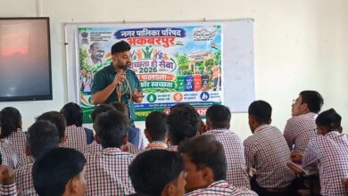 अकबरपुर के डॉ. ए.के. पब्लिक स्कूल में स्वच्छ पाठशाला कार्यक्रम के दौरान विद्यार्थी।