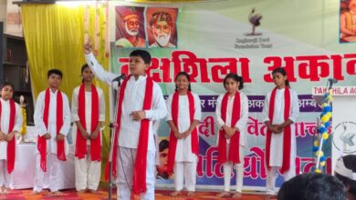तक्षशिला अकादमी रूट्स अकबरपुर में अंतरविद्यालयीय कविता वाचन प्रतियोगिता के दौरान प्रस्तुति देते विद्यार्थी।