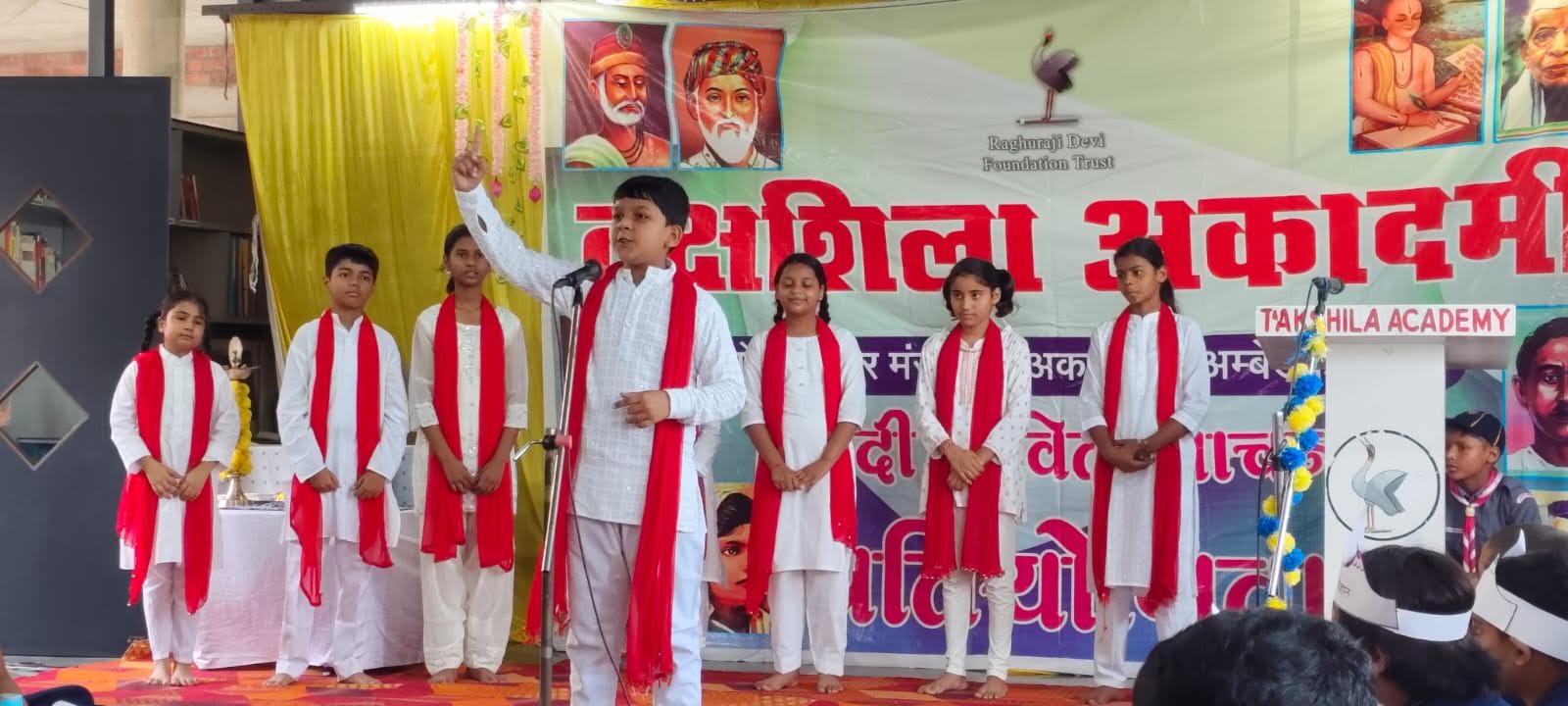 तक्षशिला अकादमी रूट्स अकबरपुर में अंतरविद्यालयीय कविता वाचन प्रतियोगिता के दौरान प्रस्तुति देते विद्यार्थी।