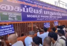 मंदिर में मोबाइल फोन जमा कराने के लिए बनाया गया काउंटर