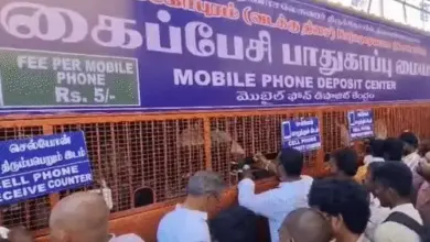 मंदिर में मोबाइल फोन जमा कराने के लिए बनाया गया काउंटर