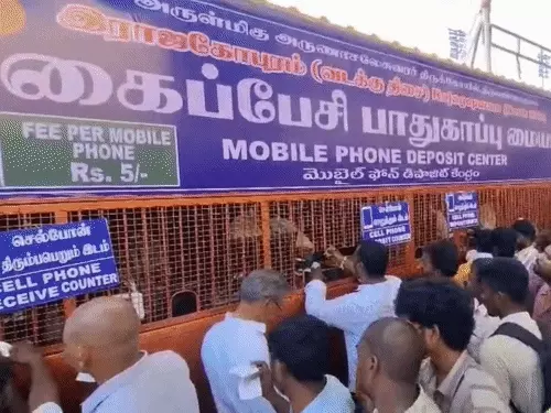 मंदिर में मोबाइल फोन जमा कराने के लिए बनाया गया काउंटर
