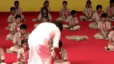 चेन्नई के स्कूल में छात्रों के साथ नाश्ता करते तमिलनाडु के मुख्यमंत्री सी. जोसेफ विजय।