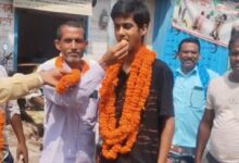 बसखारी में NEET सफल अभ्यर्थी तनय कसौधन का स्वागत करते स्थानीय लोग।