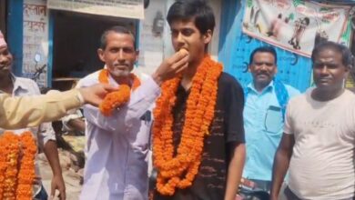 बसखारी में NEET सफल अभ्यर्थी तनय कसौधन का स्वागत करते स्थानीय लोग।