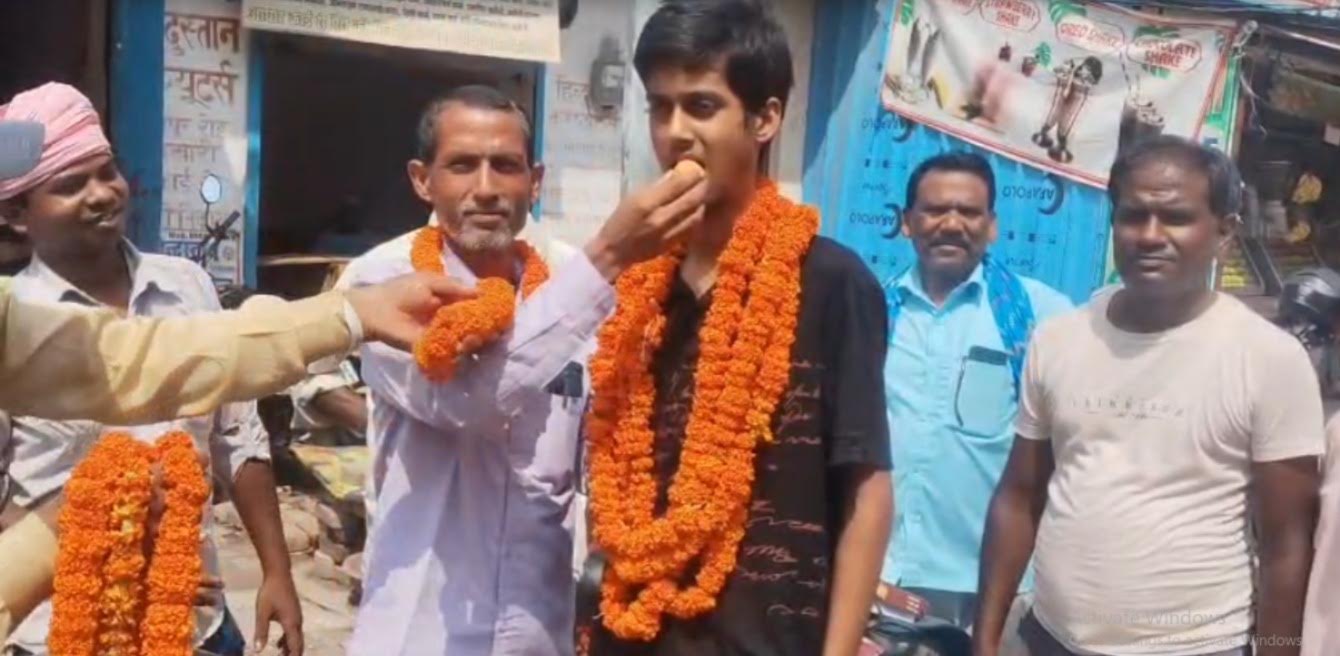 बसखारी में NEET सफल अभ्यर्थी तनय कसौधन का स्वागत करते स्थानीय लोग।