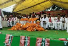 टांडा के चिंतौरा में पीडीए महापंचायत के दौरान मंच पर मौजूद सपा प्रदेश अध्यक्ष श्यामलाल पाल और पार्टी नेता।