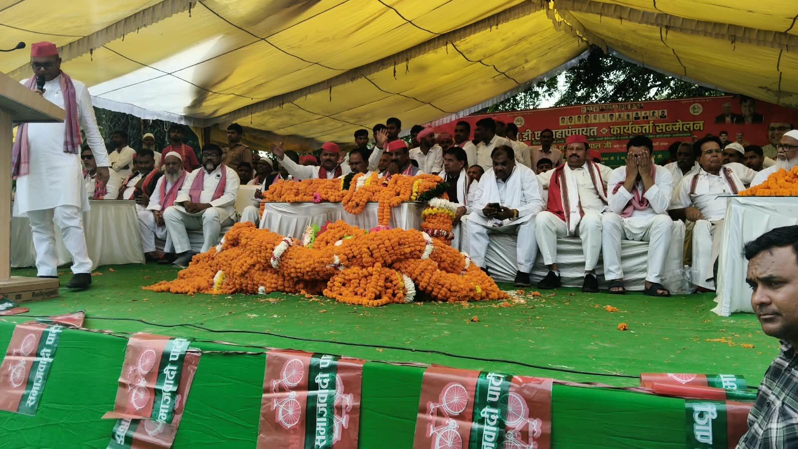 टांडा के चिंतौरा में पीडीए महापंचायत के दौरान मंच पर मौजूद सपा प्रदेश अध्यक्ष श्यामलाल पाल और पार्टी नेता।