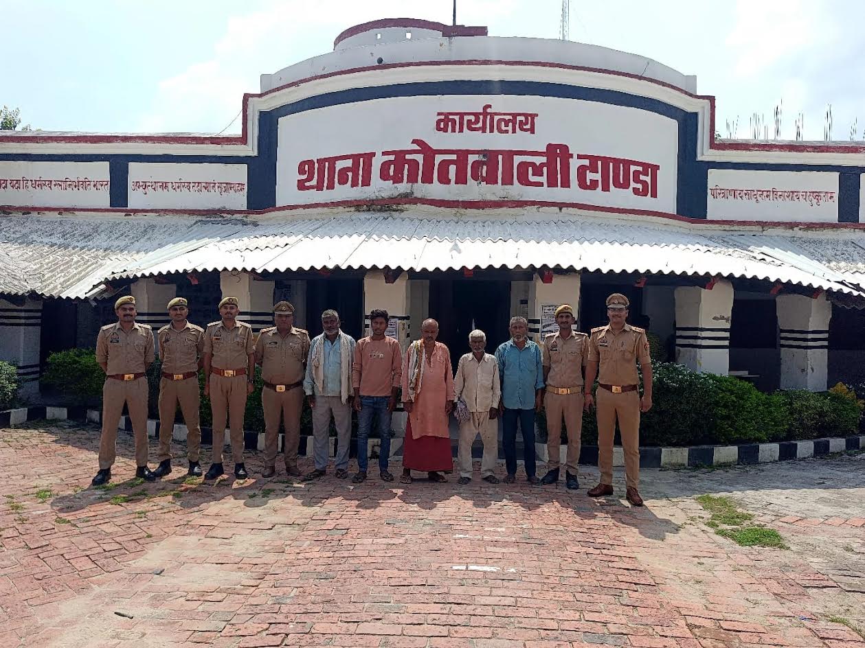 टांडा कोतवाली पुलिस की ओर से गिरफ्तार किए गए पांच वारंटी आरोपी