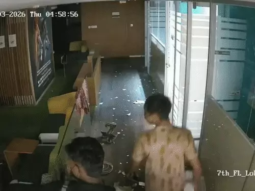 कोलकाता के कैमक स्ट्रीट स्थित TMC कार्यालय में कथित तोड़फोड़ के बाद का दृश्य