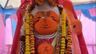 उज्जैन में खड़े हनुमान की प्रतिमा की जांच करती IIT टीम