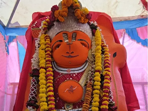 उज्जैन में खड़े हनुमान की प्रतिमा की जांच करती IIT टीम
