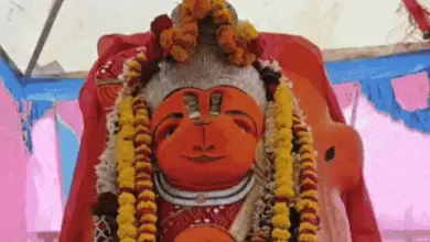 उज्जैन के खड़े हनुमान मंदिर के बाहर दर्शन के लिए पहुंचे श्रद्धालु