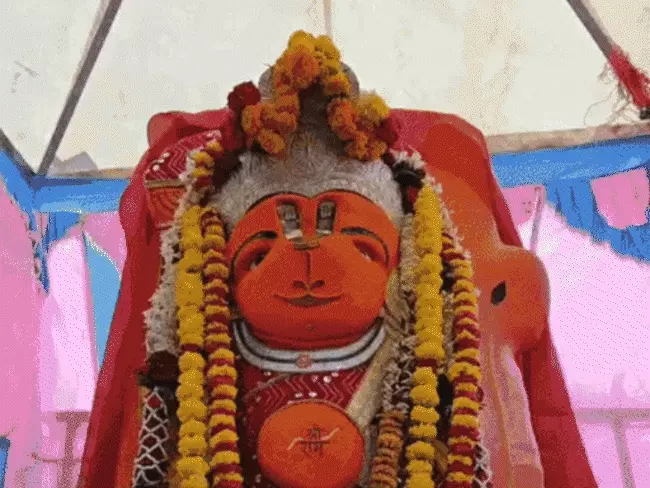 उज्जैन के खड़े हनुमान मंदिर के बाहर दर्शन के लिए पहुंचे श्रद्धालु