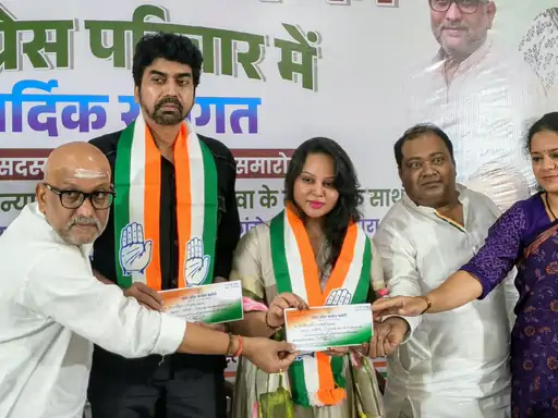 यूपी कांग्रेस में शामिल हुए राकेश वर्मा और जारा खान