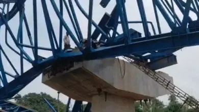 वैशाली के लालगंज में निर्माणाधीन पुल का बीम लॉन्चर गिरने के बाद घटनास्थल का दृश्य
