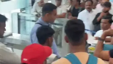 वाराणसी एयरपोर्ट पर मुंबई जाने वाली इंडिगो फ्लाइट के यात्रियों का हंगामा