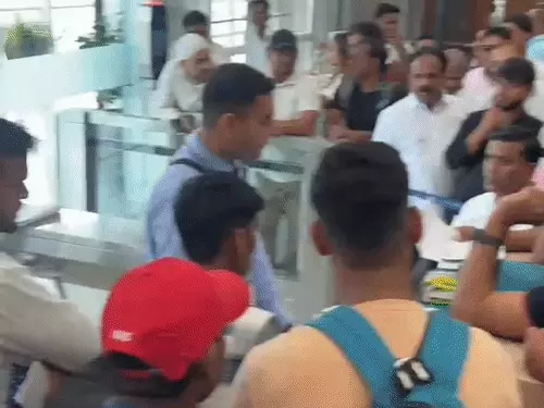 वाराणसी एयरपोर्ट पर मुंबई जाने वाली इंडिगो फ्लाइट के यात्रियों का हंगामा