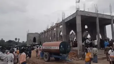 वेल्लोर में निर्माणाधीन चर्च की छत गिरने के बाद मलबे में रेस्क्यू करते NDRF जवान