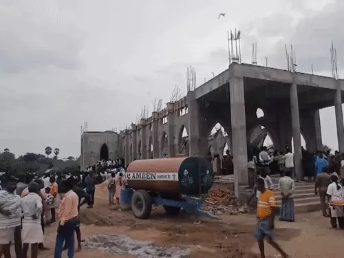 वेल्लोर में निर्माणाधीन चर्च की छत गिरने के बाद मलबे में रेस्क्यू करते NDRF जवान