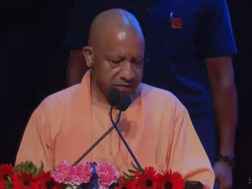लखनऊ में 818 अभ्यर्थियों को नियुक्ति पत्र वितरित करते मुख्यमंत्री योगी आदित्यनाथ