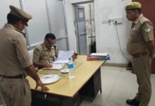 अकबरपुर रेलवे स्टेशन पर सुरक्षा व्यवस्था का निरीक्षण करते जीआरपी एसपी रोहित मिश्रा