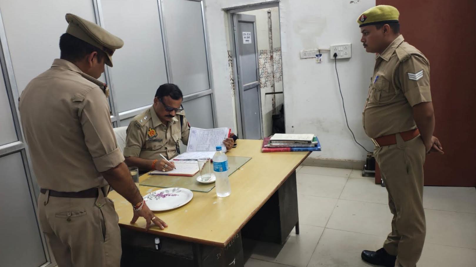 अकबरपुर रेलवे स्टेशन पर सुरक्षा व्यवस्था का निरीक्षण करते जीआरपी एसपी रोहित मिश्रा