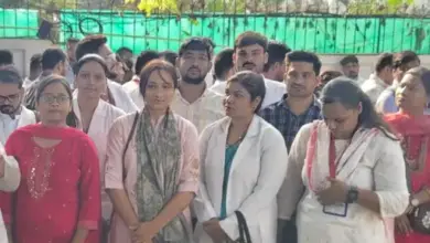 लखनऊ में CHO कैडर और नियमितीकरण की मांग को लेकर धरना देते सामुदायिक स्वास्थ्य अधिकारी