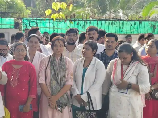 लखनऊ में CHO कैडर और नियमितीकरण की मांग को लेकर धरना देते सामुदायिक स्वास्थ्य अधिकारी