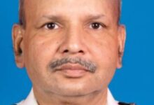 अंबेडकरनगर के भौसिंमपुर गांव में भारतीय तटरक्षक बल से सेवानिवृत्त हृदय नारायण सिंह का स्वागत करते ग्रामीण और परिजन।