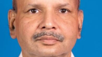 अंबेडकरनगर के भौसिंमपुर गांव में भारतीय तटरक्षक बल से सेवानिवृत्त हृदय नारायण सिंह का स्वागत करते ग्रामीण और परिजन।