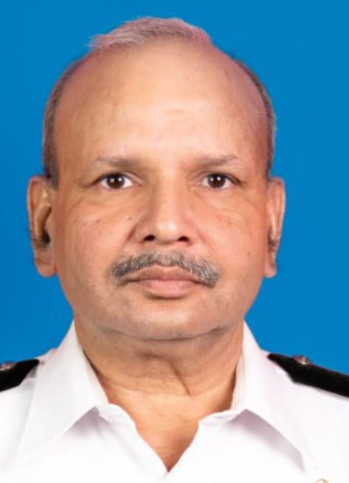 अंबेडकरनगर के भौसिंमपुर गांव में भारतीय तटरक्षक बल से सेवानिवृत्त हृदय नारायण सिंह का स्वागत करते ग्रामीण और परिजन।