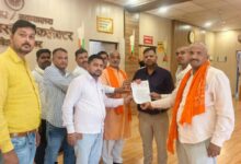अंबेडकरनगर में बी-पैक्स कर्मचारियों के वेतन भुगतान की मांग को लेकर ज्ञापन सौंपते सचिव संघ के पदाधिकारी।