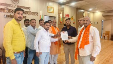 अंबेडकरनगर में बी-पैक्स कर्मचारियों के वेतन भुगतान की मांग को लेकर ज्ञापन सौंपते सचिव संघ के पदाधिकारी।