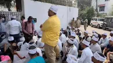 लखनऊ में 68,500 सहायक शिक्षक भर्ती के अभ्यर्थी नियुक्ति की मांग को लेकर जल शक्ति मंत्री स्वतंत्र देव सिंह के आवास के बाहर प्रदर्शन करते हुए।