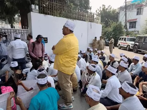 लखनऊ में 68,500 सहायक शिक्षक भर्ती के अभ्यर्थी नियुक्ति की मांग को लेकर जल शक्ति मंत्री स्वतंत्र देव सिंह के आवास के बाहर प्रदर्शन करते हुए।