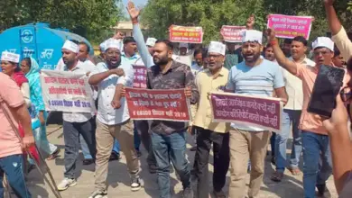 लखनऊ में 68500 सहायक शिक्षक भर्ती के अभ्यर्थियों को हटाती पुलिस।