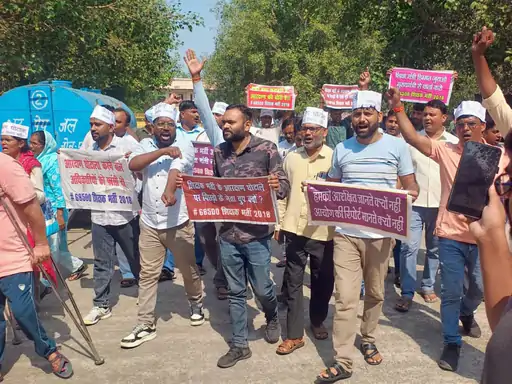 लखनऊ में 68500 सहायक शिक्षक भर्ती के अभ्यर्थियों को हटाती पुलिस।