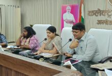 अंबेडकरनगर कलेक्ट्रेट सभागार में आईजीआरएस जनशिकायतों की समीक्षा बैठक में जिलाधिकारी ईशा प्रिया और संबंधित अधिकारी।